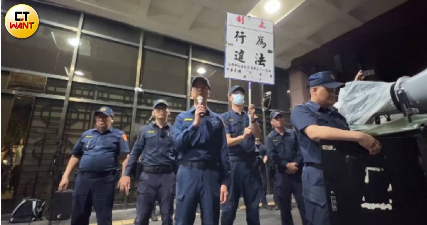 警方五度舉牌，謝龍介呼籲支持者在場散步。（圖／翻攝畫面）