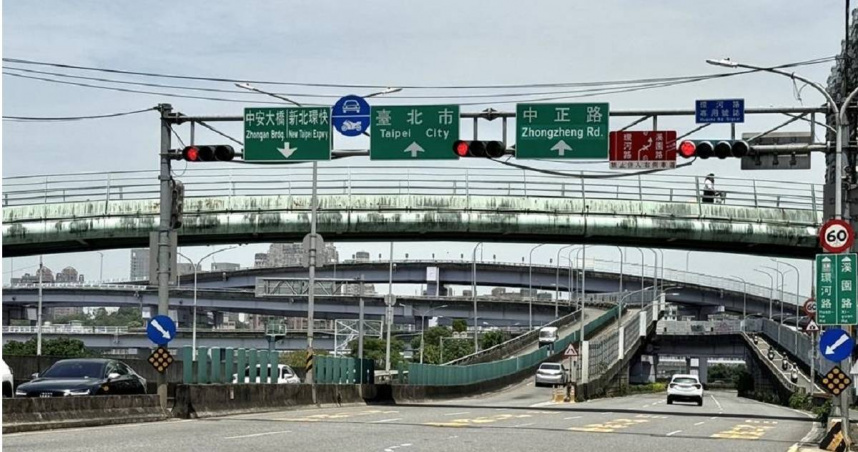 為辦理新店區中安大橋光雕設備拆卸工程，養工處將於4月21日至5月15日期間，輪流封閉中安大橋往新店及中和方向的汽、機車道。（圖／新北市工務局提供）