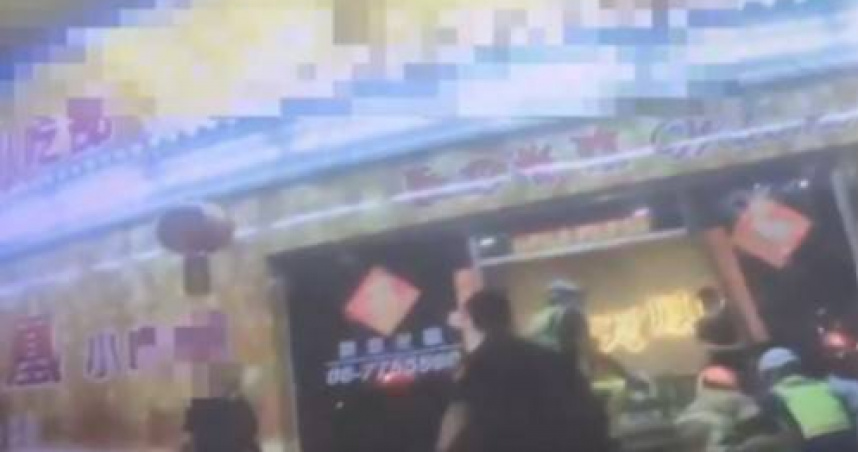 潘男不滿小吃店誤會他們抽菸，因而禁止消費並驅趕，隨即倒車撞毀店面害2人受傷。（圖／翻攝畫面）