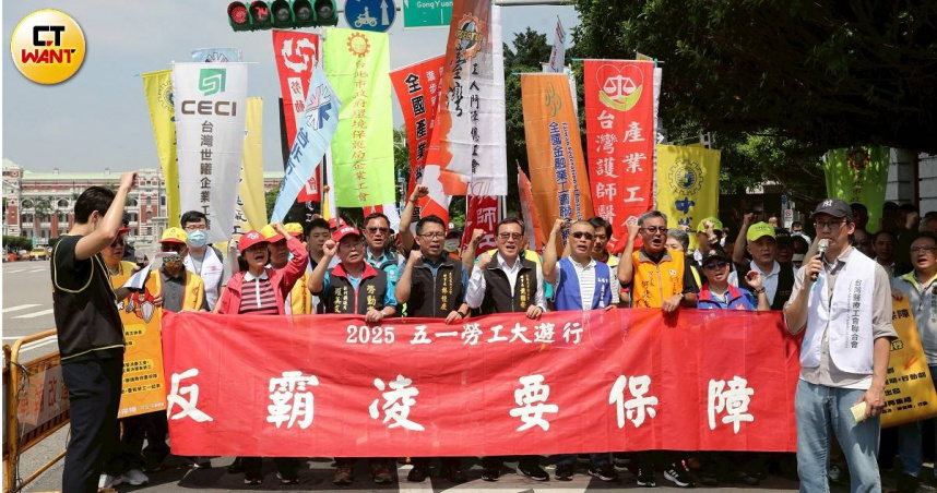 由數十個工會所發起的「反霸凌，要保障」集會遊行提出7大訴求，呼籲政府正視勞工處境，完善基本權益。 （資料圖／劉耿豪攝）