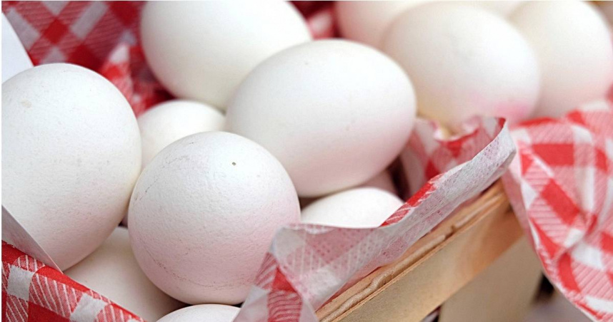 雞蛋料理前應清洗乾淨，否則蛋殼容易沾染雞糞，雞糞又常有大腸桿菌或沙門氏桿菌。（示意圖／Pixabay）