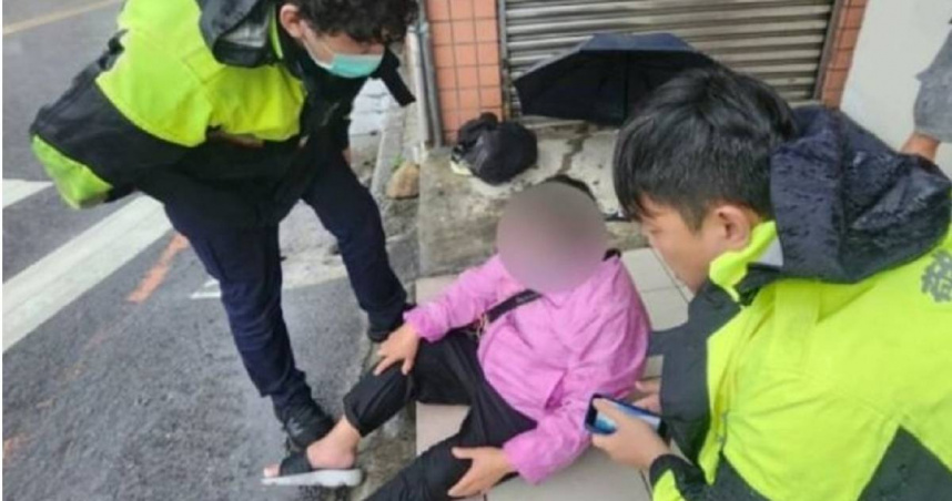 干婦外出買菜因天雨路滑摔倒，造成她一時無力起身，幸虧遇上警方救援並護送返家。（圖／翻攝畫面）