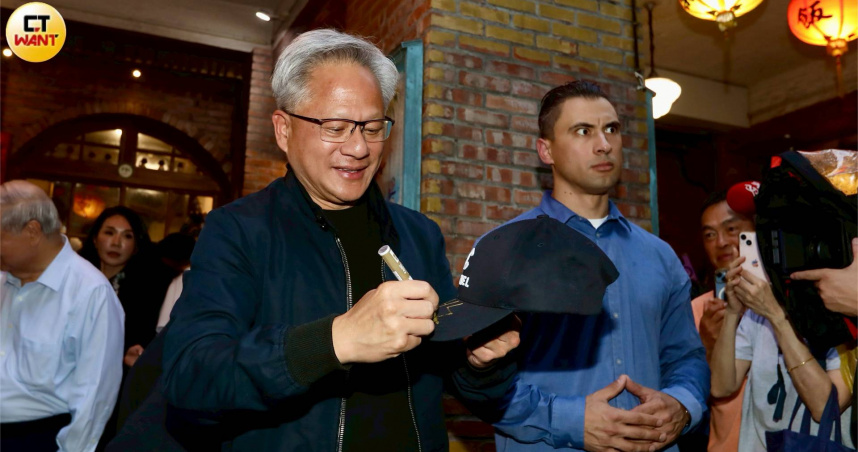 黃仁勳對於粉絲的簽名、合照來者不拒,展現親民風範。(圖/方萬民攝)