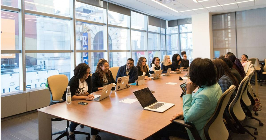 日本有企業為降低員工離職率，實施讓員工自行選擇上司的政策。（示意圖／unsplash）