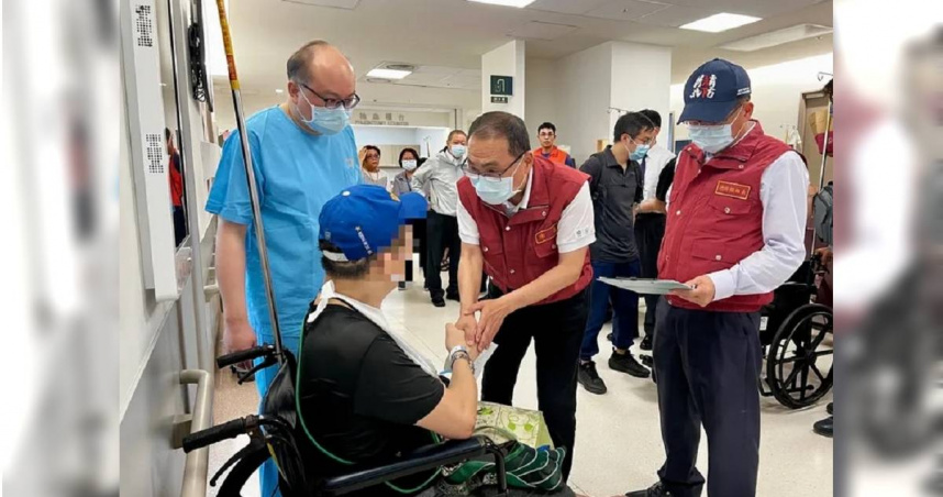 新北市長侯友宜在三峽車禍後，多次到醫院探視傷者、慰問家屬，如今卻傳出他是探視肇事老翁，新北市府則駁斥謠言，並不排除提告。（圖／市府提供）