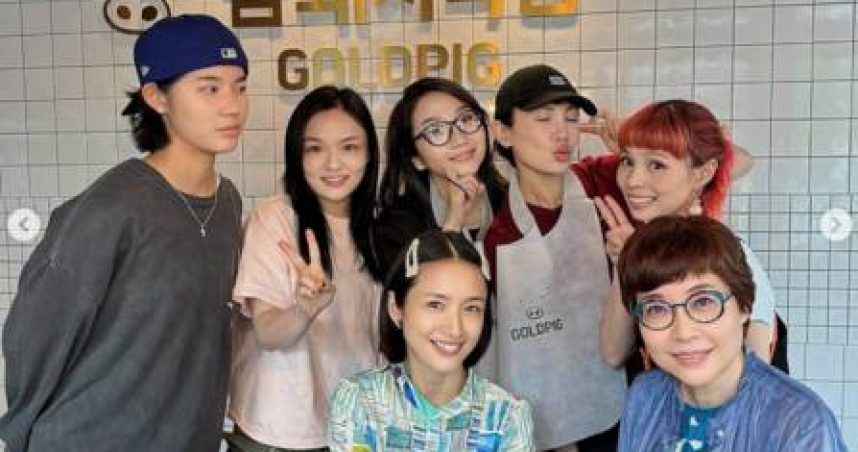 魏如萱發出和圈內好友的聚會合照，其中有懷孕7個月的林依晨。（圖／翻攝自IG ）