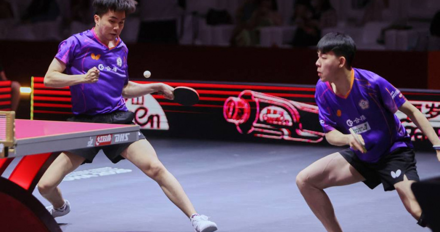林昀儒（左）、高承睿（右）在ITTF 2025桌球世錦賽男雙摘銀。（圖／美聯社）
