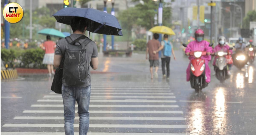 氣象署針對15縣市發布大雨特報，將一路下到傍晚6時。（圖／CTWANT資料照）