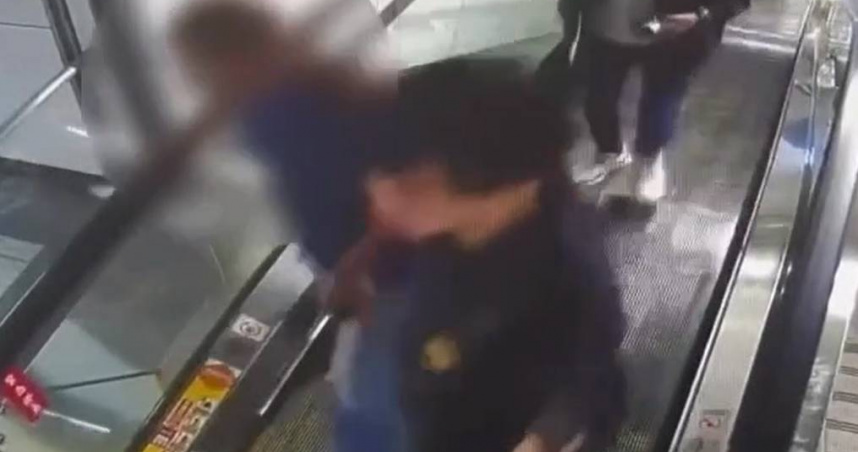 北市松山車站11日中午，蔡姓站務員因發現醉倒月台民眾，上前關心竟反遭揮拳，導致右眼受傷瘀青。（圖／翻攝畫面）