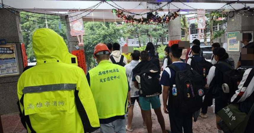 桃源國中面對豪雨進行預防性疏散，全體師生在9時許離校不敢大意。（圖／翻攝畫面）