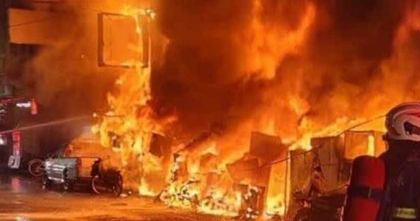 彰化1間電器行及相鄰羊肉羹店大火，店外堆積的大量易燃物助長火勢，且濃煙直竄天際。（圖／翻攝畫面）