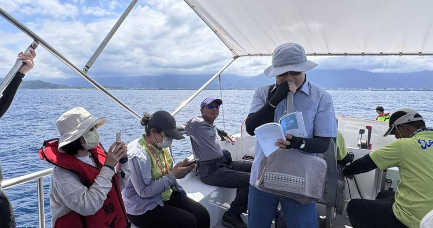 有網友昨天在社群平台Thread分享賞鯨時同船婦人落海的影像，引起網友熱烈討論；圖為賞鯨示意圖。（圖／賞鯨業者提供）