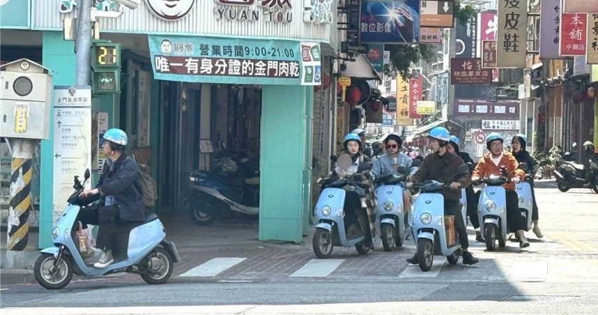 陸客赴金門旅遊通常選擇騎乘微電車代步，然因對交通環境不熟悉，常出現併排行駛、逆向、未戴安全帽、雙載等行為，對在地居民、用路人安全造成潛在威脅。(示意圖／中國時報于家麒攝)