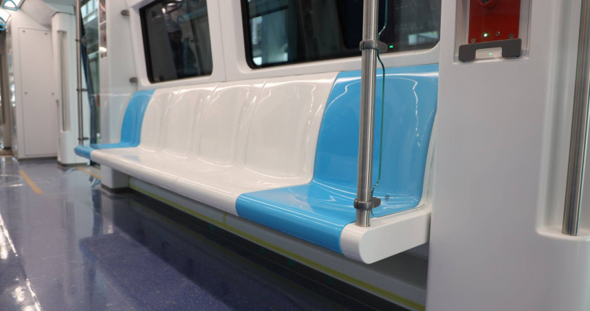 三鶯線捷運座椅跟北捷一樣堅硬。（圖／新北捷運局臉書）