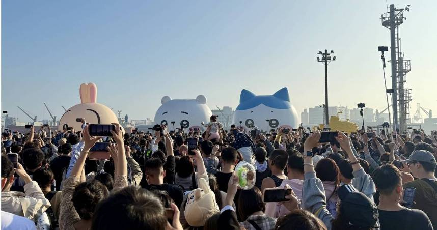 吉伊卡哇大型氣球裝置曾來台灣展出，有許多民眾前去朝聖。（圖／報系資料照）