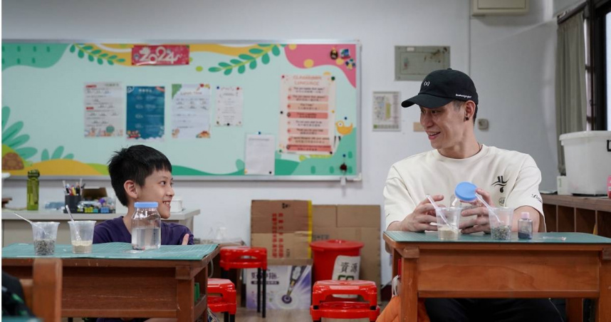 林書豪到台南左鎮光榮實驗小學,了解孩子如何共學「社交情緒學習(簡稱SEL)」。(圖/TFT提供)