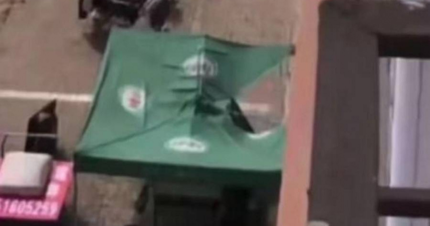 大陸一名2歲男童從6樓墜落，正好1樓有商家打開遮陽傘接住男童，雖然破洞墜地，但男童除了眼角些微擦傷，身體沒大礙，連醫師都直呼是奇蹟。（圖／翻攝自微博）