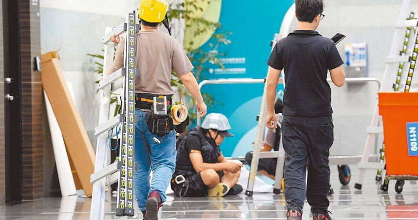 主計總處公布6月失業率，升至3.36％，創近7個月新高。圖為展覽布置的工作人員。（圖／報系資料照）