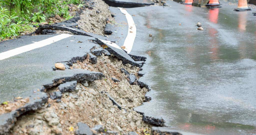 嘉縣番路鄉大湖村嘉124線約3.5公里處柏油路遭豪大雨掏空, 怵目驚心。(圖/嘉縣府提供)