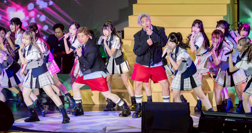 胡瓜、歐漢聲和AKB48 Team TP合作演出〈星期五晚上〉。（圖／萬星傳播提供）