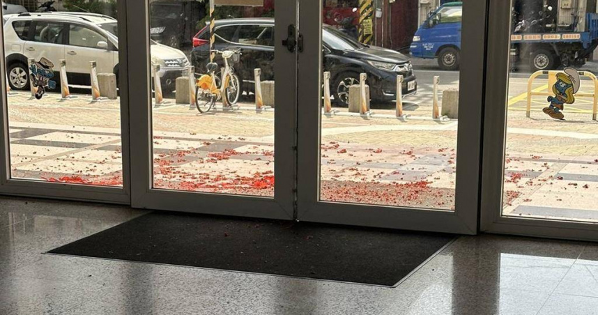 台中市梧棲區公所門口驚傳遭民眾亂丟鞭炮警告，地面滿是鞭炮炮屑。（圖／民眾提供）