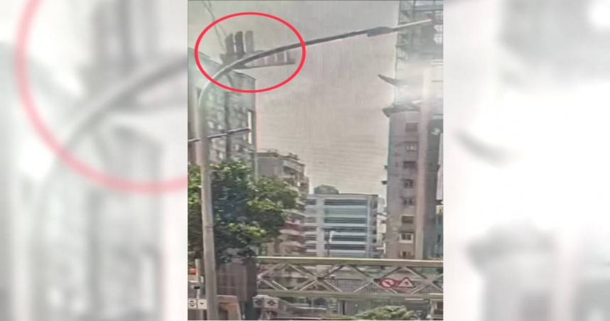 受到楊柳颱風影響，北市大同區民權西路捷運站附近大樓頂樓有疑似鐵片遭強風吹落。（圖／翻攝畫面）