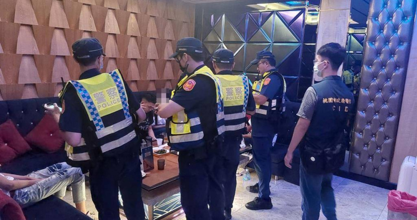 黃賭毒是黑幫重要金流命脈，桃園警察分局執行雷霆除暴專案，鎖定轄內KTV、酒店、移工舞廳等易滋事場所進行綿密臨檢查察。15日到中山東路某視聽歌唱城臨檢，發現21名持觀光簽證年輕泰國女子躲在暗門內，全案移請相關單位裁處。黃賭毒是黑幫重要金流命脈，桃園警察分局執行雷霆除暴專案，鎖定轄內KTV、酒店、移工舞廳等易滋事場所進行綿密臨檢查察。15日到中山東路某視聽歌唱城臨檢，發現21名持觀光簽證年輕泰國女子躲在暗門內，全案移請相關單位裁處。（圖／翻攝照片）