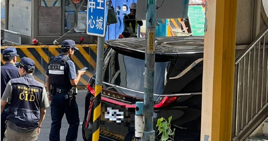 天道盟盟主曾盈富遭移送地檢署，妻子搭乘豪車在外等候，遭現場警方驅離。（圖／翻攝畫面）