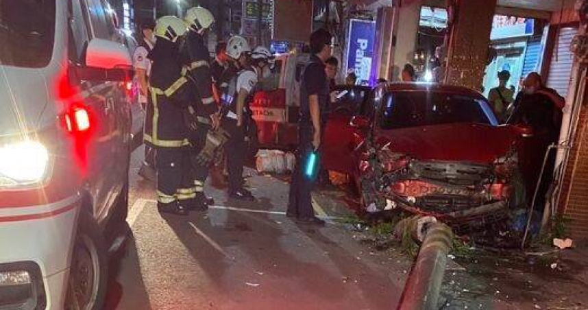 高雄55歲女酒駕猛撞3車卡電桿。（圖／翻攝畫面）