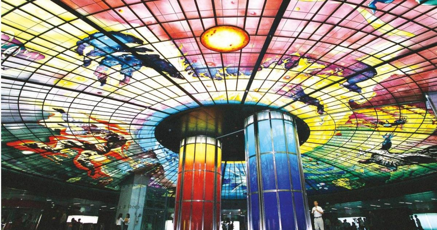 高雄捷運美麗島站「光之穹頂」曾是南台灣最受矚目的打卡景點之一，好的公共藝術為城市建設帶來人潮與觀光效益。然而，在這產業背後，卻潛藏著層層利益糾葛，問題至今仍待解決。（圖／高雄捷運局提供）