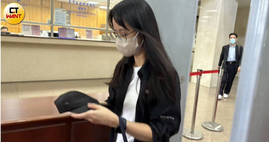 應曉薇的助理陳佳敏當庭承認王尊侃與應曉薇為情侶關係(圖/翁靖祐攝)