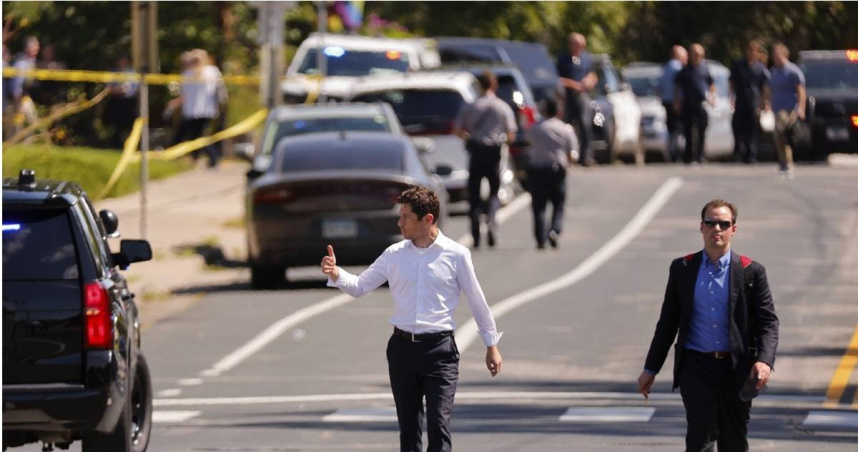 犯案現場已拉起封鎖線。明尼阿波利斯市長傅萊（Jacob Frey，左）向急救人員致意。（圖／達志／美聯社）