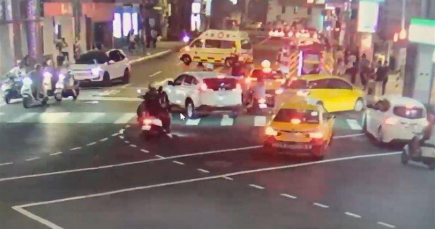 新北市板橋區錢櫃KTV發生男客突然昏迷意外，救護車緊急送醫。（圖／翻攝畫面）