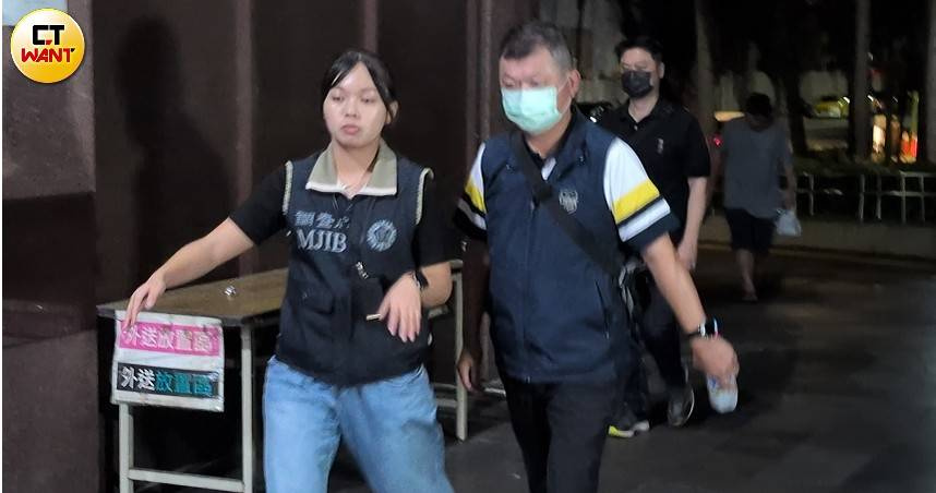 北市北投分局保防組楊姓組長涉嫌收受博弈業者賄賂遭搜索帶走。（圖／林冠吟攝）