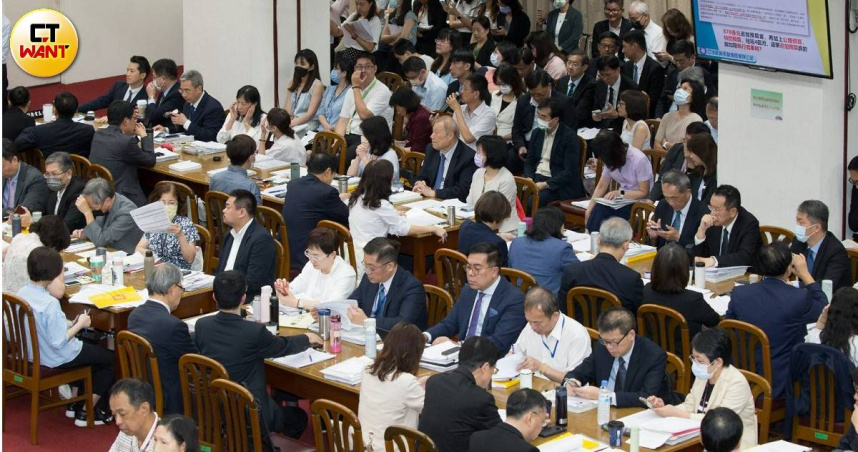 第11屆立法院第4會期19日就要開議了，新會期各黨派會不會溫和些？各界關注。圖為立法院財政、內政、外交及國防、經濟、教育及文化、交通、司法及法制、社會福利及衛生環境委員會聯席審查114年度中央政府總預算追加預算案。（圖／黃威彬攝）