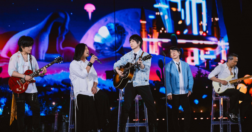 五月天阿信彈吉他，瑪莎演唱〈明白〉。（圖／相信音樂提供）