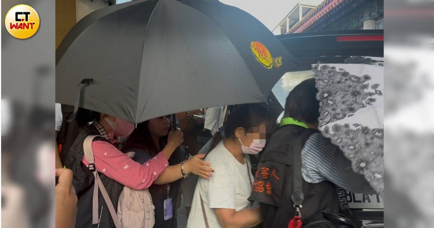吳男一家三口工廠裡喪生，老母親悲痛離去難接受噩耗。（圖／沈建邦攝）