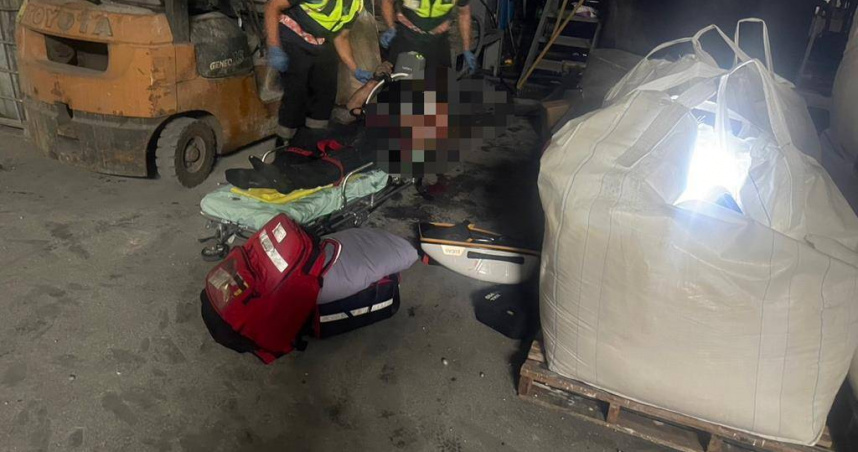 彰化線西鄉一間工廠今日下午發生工安意外，男子不明原因倒臥在作業區脫水機具旁。（圖／民眾提供）