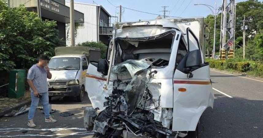 高雄大寮區發生連環車禍，小貨車追撞後掃倒4輛轎車造成4人受傷。（圖／翻攝畫面）