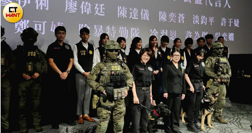 刑事局與微風攜手做公益，同時曝光2026年公益寫真月曆。（圖／周志龍攝）