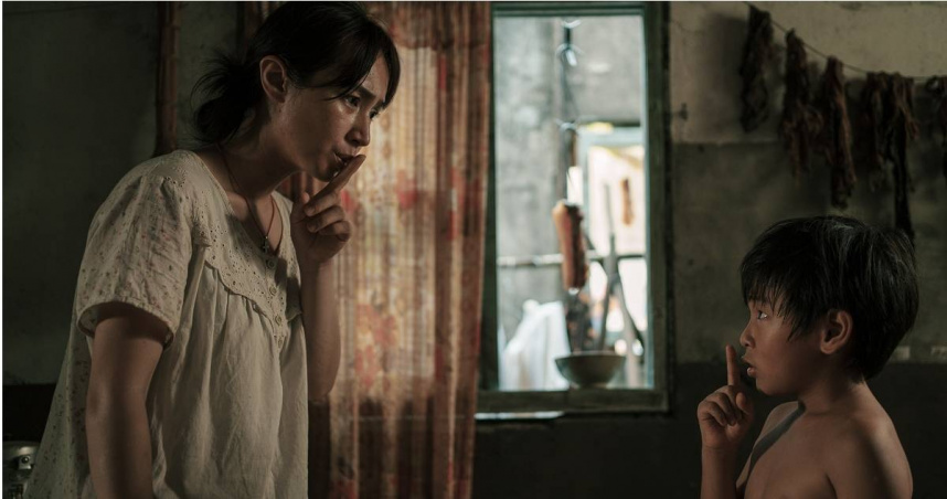 社會組首獎由《五花肉》奪下，黃瀞怡（小薰）在片中演出為母則強的妻子，為家庭想出「以肉易肉」方式換得桌上的五花肉。（圖／海鵬提供）