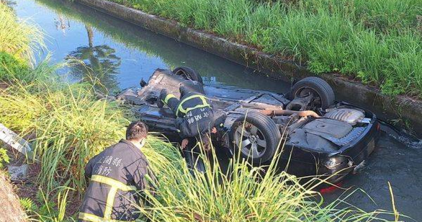 轉彎失控小客車翻覆倒栽排水溝。（圖 ／翻攝畫面）
