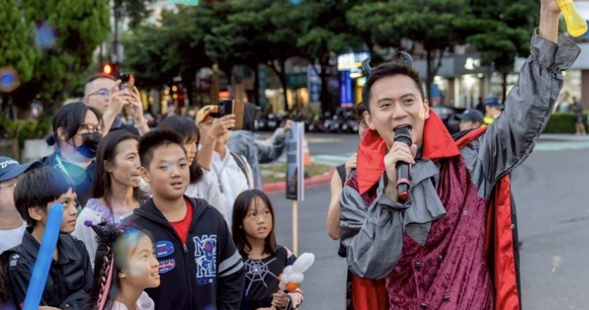 新竹縣竹北市在光復節連假期間辦理萬聖節活動，吸引約8,000人躬逢其盛，市長鄭朝方（右）也樂在其中。（圖／翻攝自竹北市公所媒體群組）