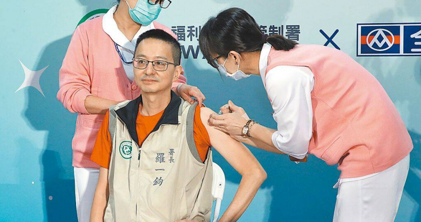 公費流感及新冠疫苗1日開放第二階段接種，施打對象為50至64歲無高風險慢性病成人，疾管署特別舉行「左流右新 健康安心」開打記者會，署長羅一鈞（前左）親自示範接種流感及新冠2種疫苗。（圖／中時記者趙雙傑攝）