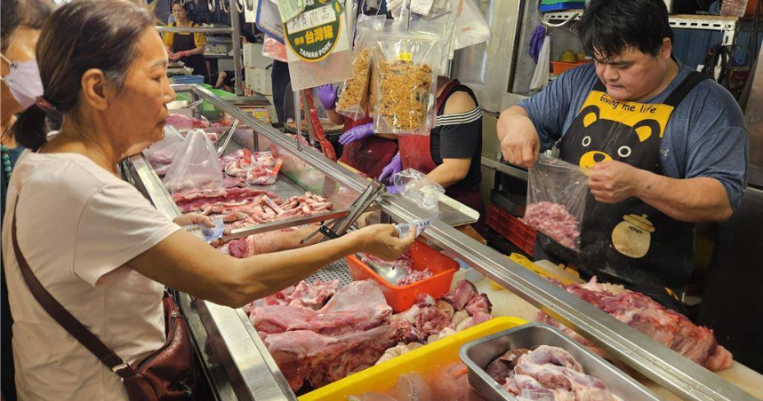 屏東中山黃昏市場恢復供應後，民眾蜂擁搶購，肉攤幾乎沒空過。（圖／報系資料照）