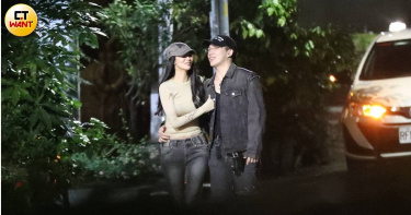 ØZI深夜摟著女友Jane纖細小蠻腰，兩人毫不避諱公開大街放閃。（圖／本刊攝影組）