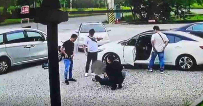 中埔分局與被害人聯手，在知名甕窯雞店逮到港籍車手和欲開車落跑的監控手。（圖／翻攝畫面）