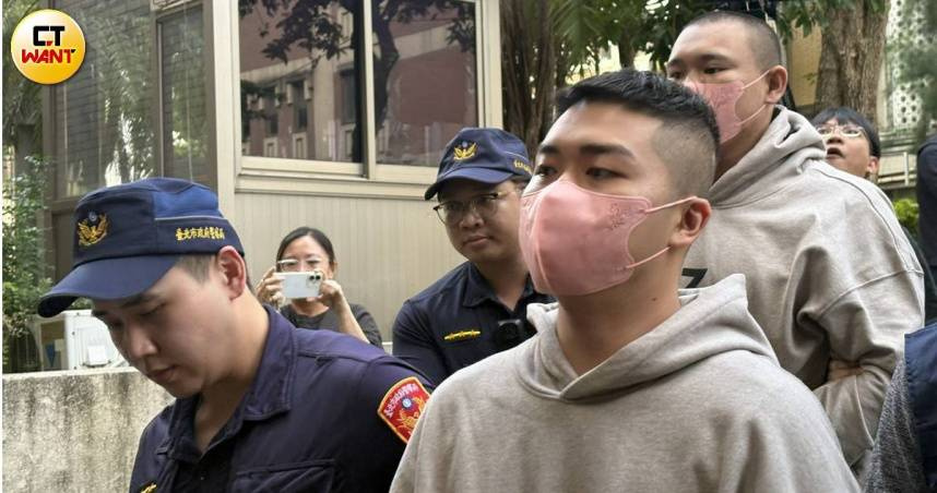 徐、王2人抵達北檢後，檢聲押禁見獲准。（圖／翁靖祐攝）