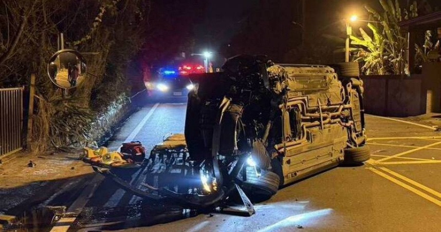 爛醉上路！彰化賓士男酒駕失控撞民宅翻覆　受困車底獲救送醫