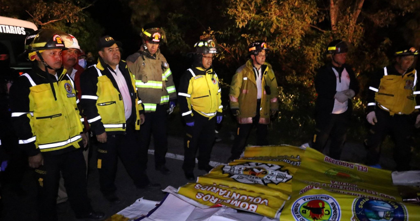 瓜地馬拉1輛巴士翻覆墜谷，造成至少15死19傷。（圖／翻攝自X／@BVoluntariosGT）